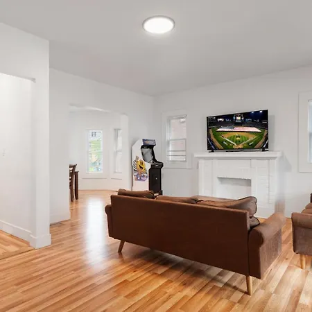 Walk To Niagara Falls! Newly Renovated 4 Bedrooms